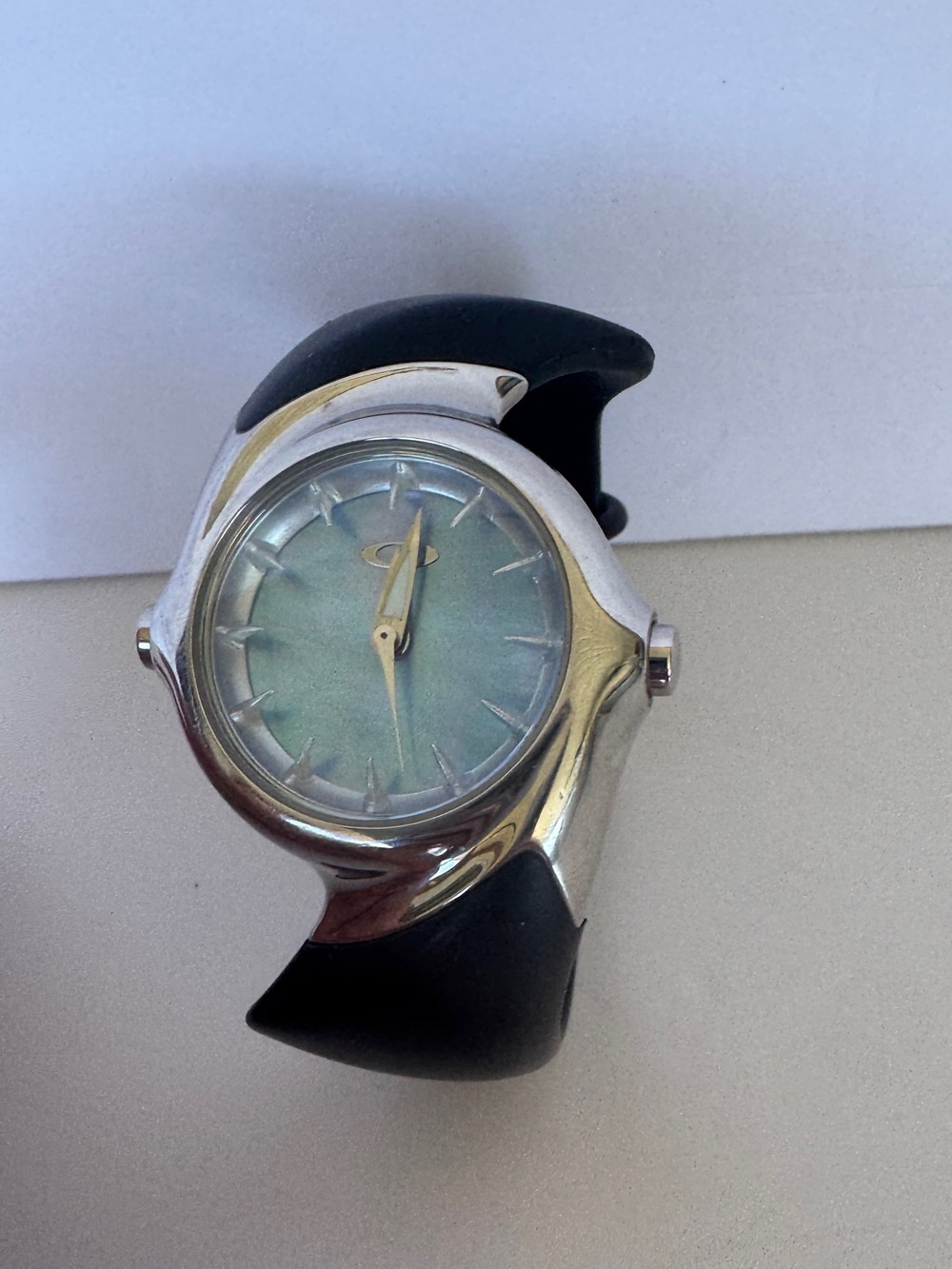 Y2K Oakley women’s watch in blue